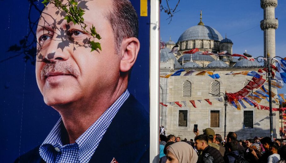 Εκλογές στην Τουρκία, αφίσα με τον Ερντογάν © EPA/SEDAT SUNA