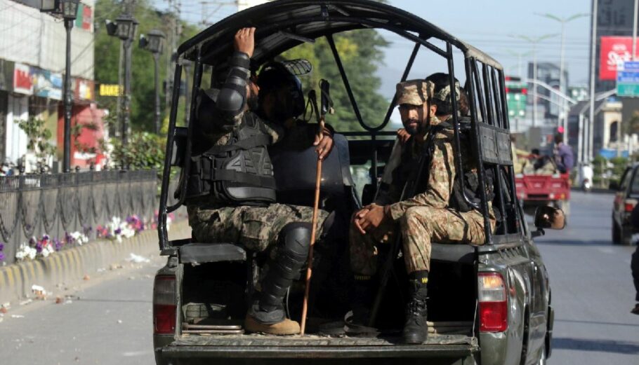 Στρατός στους δρόμους του Πακιστάν © EPA/SOHAIL SHAHZAD