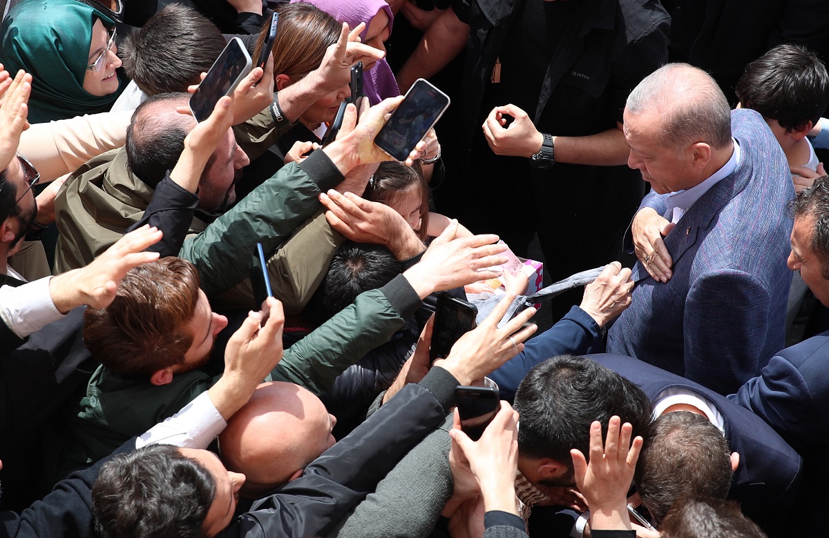 Ο Ρετζέπ Ταγίπ Ερντογάν χαιρετά τους υποστηρικτές του © EPA/TOLGA BOZOGLU