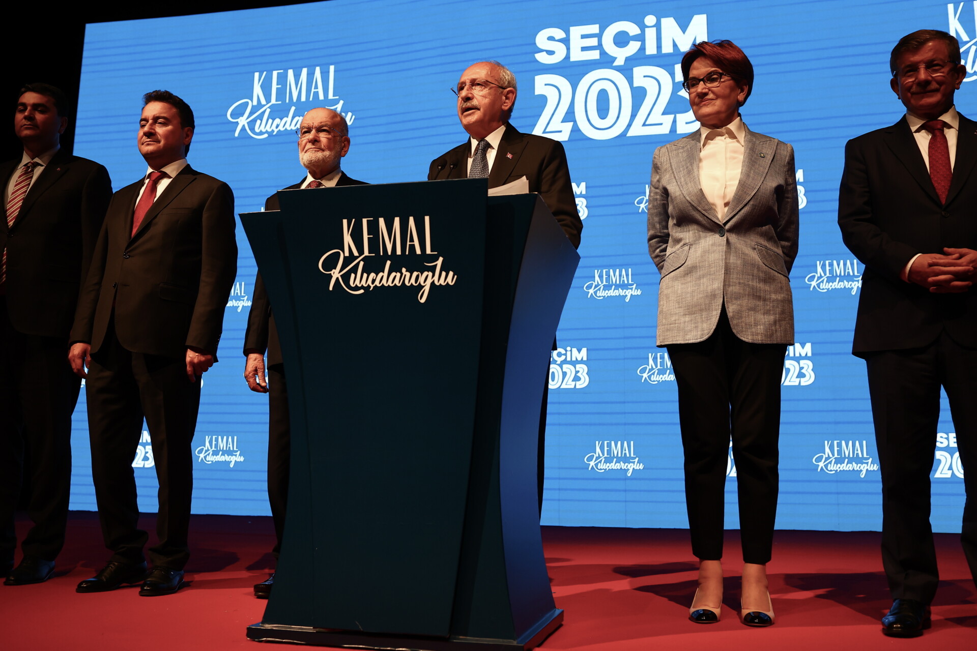 O Κεμάλ Κιλιτσντάρογλου μιλά στα κεντρικά του κόμματός του περιστοιχισμένος από τους υπόλοιπους 5 ηγέτες του συνασπισμού Εθνική Συμμαχία © EPA/SEDAT SUNA 