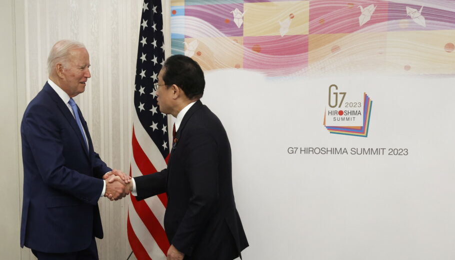 O πρωθυπουργός της Ιαπωνίας και ο πρόεδρος των ΗΠΑ © EPA/Kiyoshi Ota / POOL