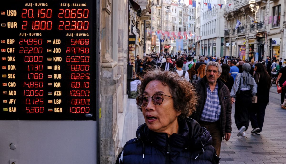 Κόσμος περπατά σε ανταλλακτήριο συναλλάγματος στην Κωνσταντινούπολη © EPA/SEDAT SUNA