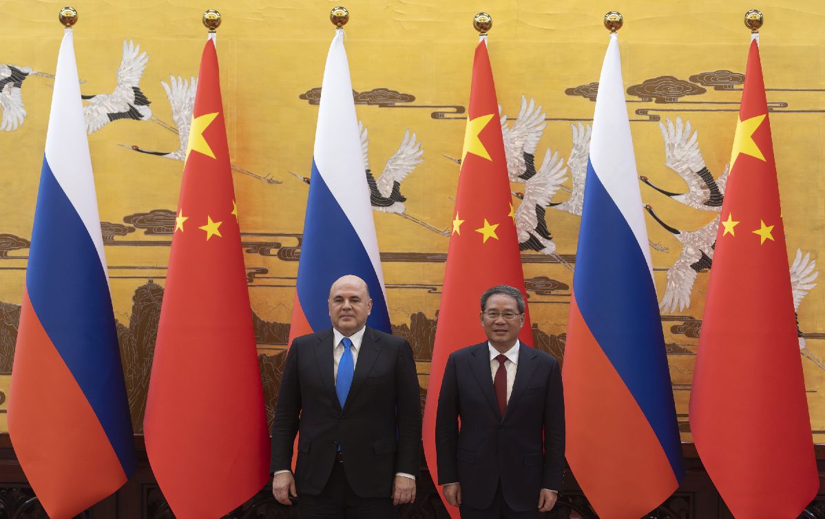 Ο Ρώσος πρωθυπουργός Μιχαήλ Μισούστιν και ο Κινέζος πρωθυπουργός Λι Τσιανγκ στο Πεκίνο © EPA/THOMAS PETER/POOL