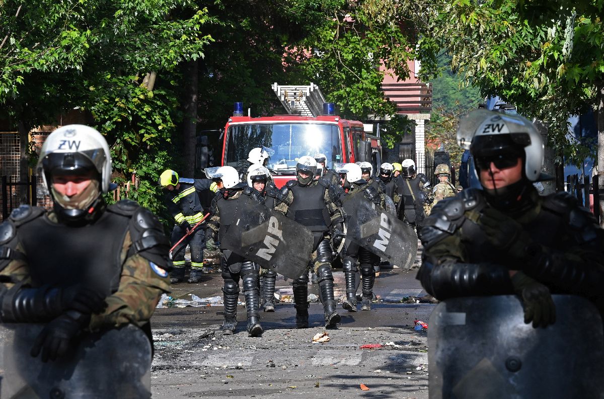 Δεκάδες στρατιώτες του ΝΑΤΟ (KFOR) φρουρούν ένα δημοτικό κτίριο στην πόλη Ζβέτσαν του Κοσόβου © EPA/GEORGI LICOVSKI