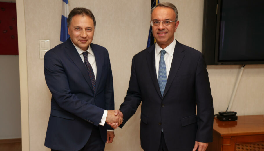 Ο απερχόμενος υπουργός Οικονομικών Χρήστος Σταϊκούρας (Δ) και ο νέος, υπηρεσιακός υπουργός Οικονομικών Θεόδωρος Πελαγίδης (Α) ανταλλάσσουν χειραψία κατά τη διάρκεια της τελετής παράδοσης - παραλαβής καθηκόντων του υπουργείου, Παρασκευή 26 Μαΐου 2023. Νέος υπηρεσιακός υπουργός Οικονομικών αναλαμβάνει ο Θεόδωρος Πελαγίδης © ΑΠΕ-ΜΠΕ/ΑΛΕΞΑΝΔΡΟΣ ΒΛΑΧΟΣ