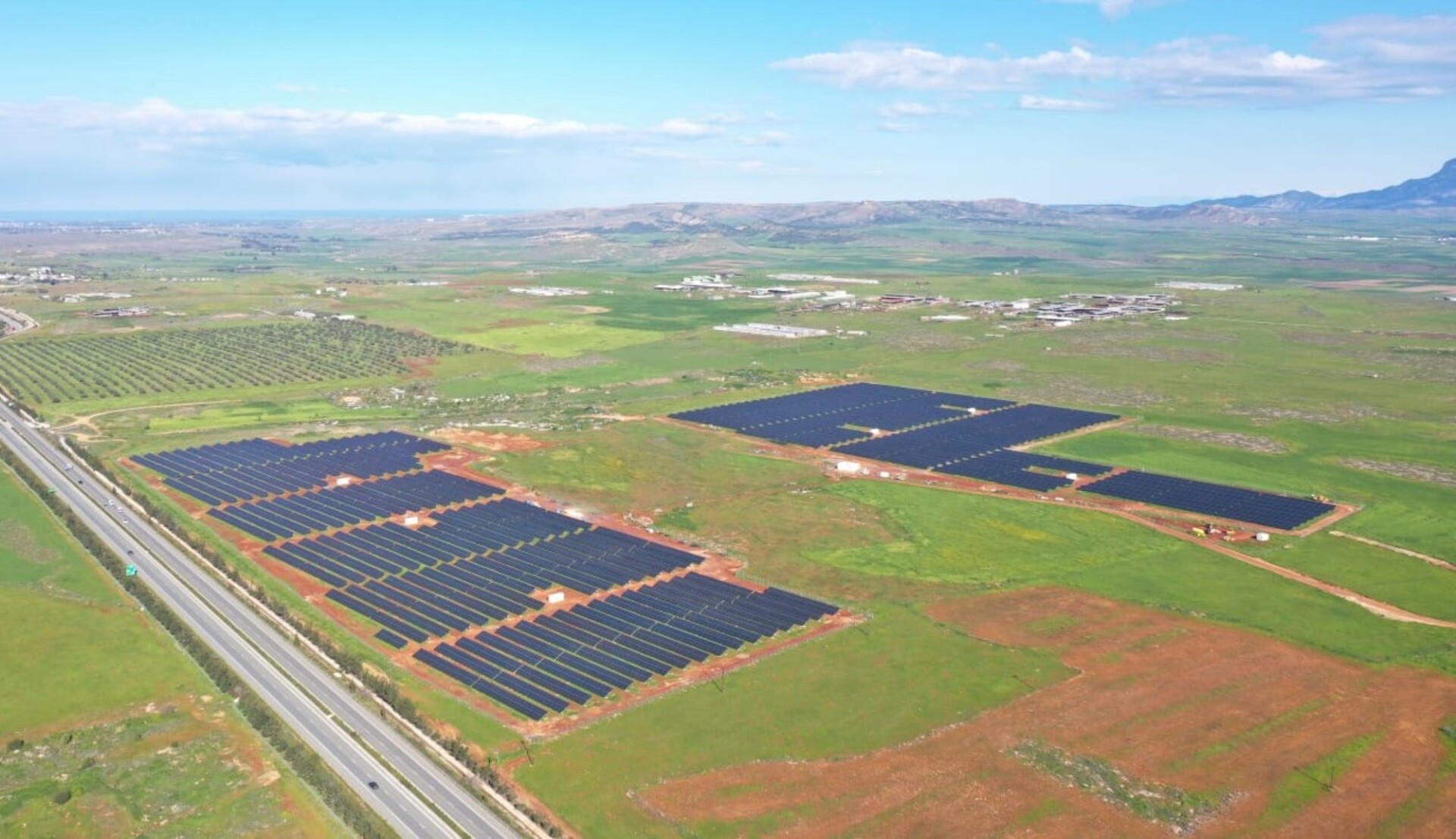 Στην εξαγορά δύο φωτοβολταϊκών πάρκων σε λειτουργία, συνολικής ισχύος 15 MW στην Κύπρο προχώρησε η HELLENiQ ENERGY © HELLENiQ ENERGY