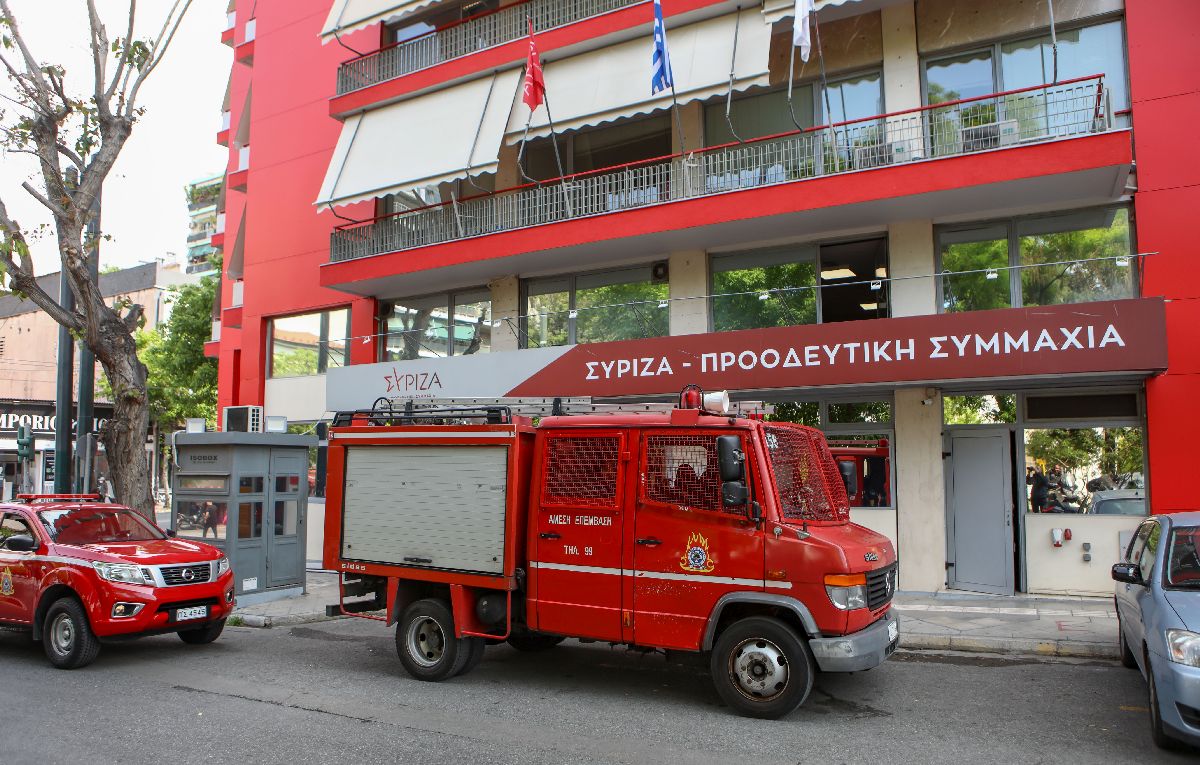 Πυροσβεστική στα γραφεία του ΣΥΡΙΖΑ στην Κουμουνδούρου © INTIME / ΠΕΡΙΣΤΕΡΗΣ ΔΗΜΗΤΡΗΣ