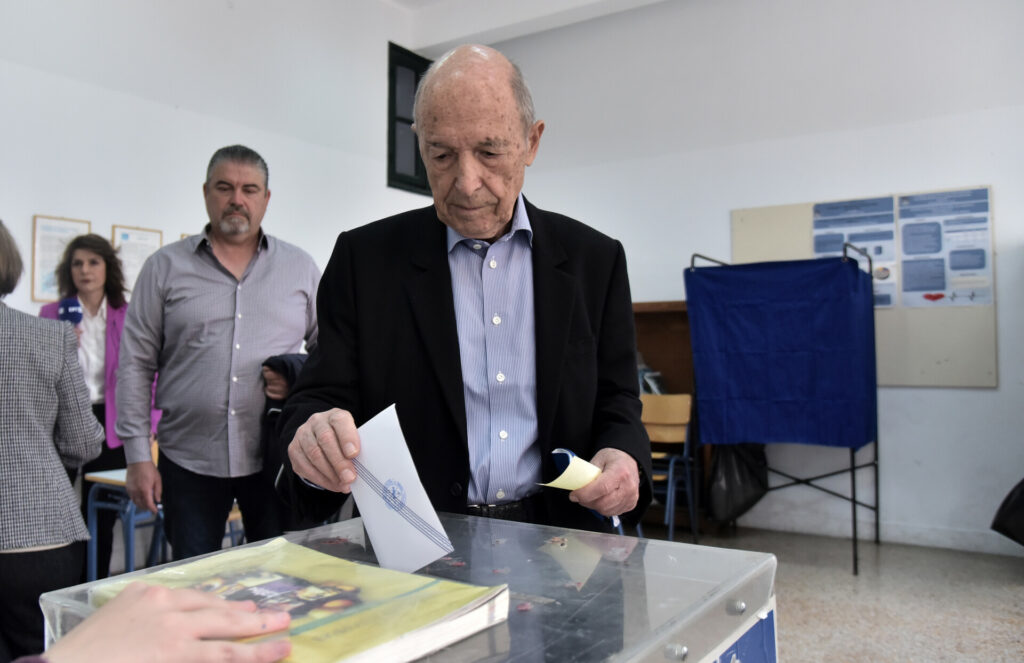 Ψήφισε στο Κολωνάκι ο Κώστας Σημίτης