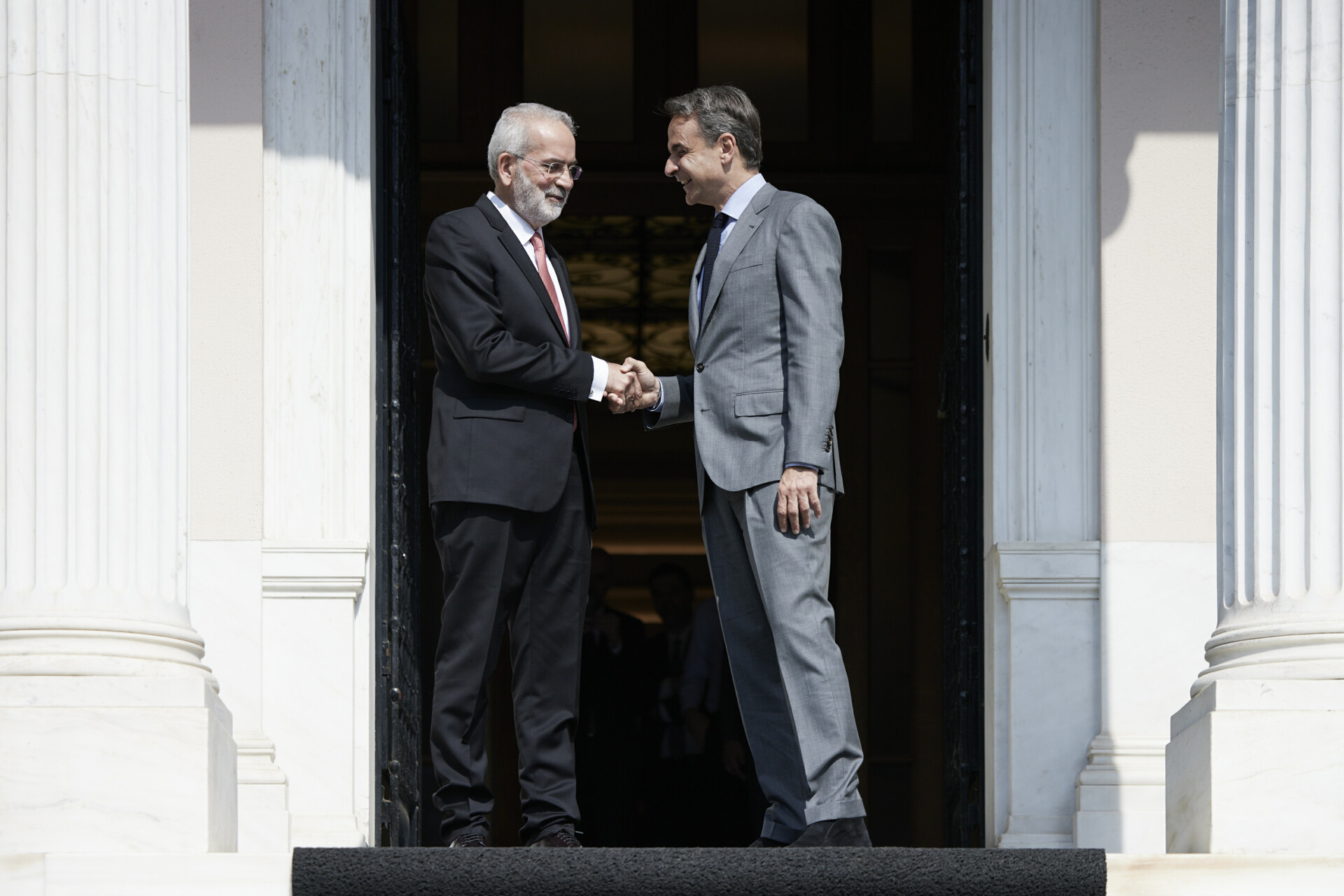 Ο Ι. Σαρμάς και ο Κ. Μητσοτάκης © Γραφείο Τύπου Πρωθυπουργού