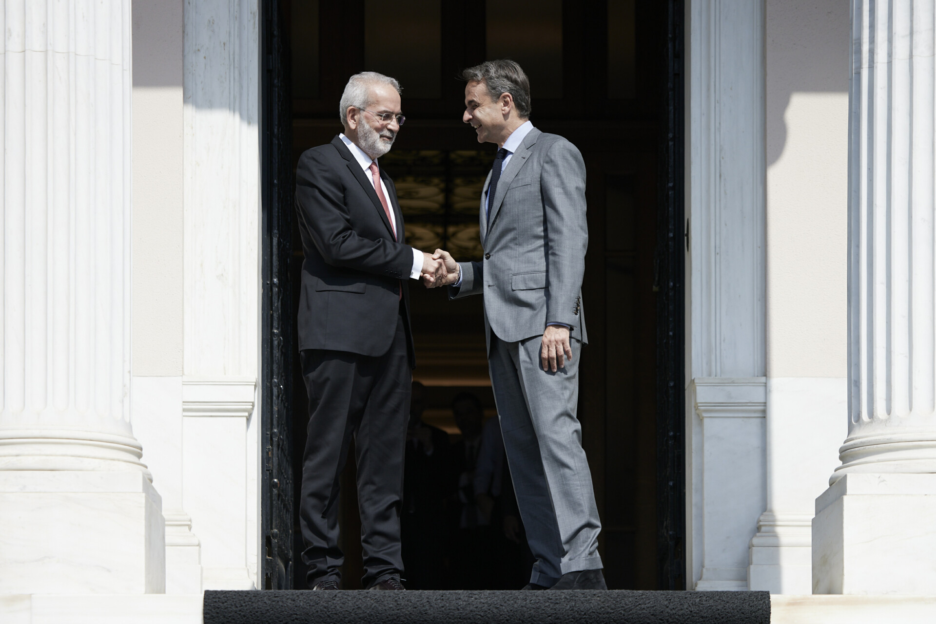 Μητσοτάκης: Τι περιέχει ο μπλε φάκελος που έδωσε στον Ι. Σαρμά