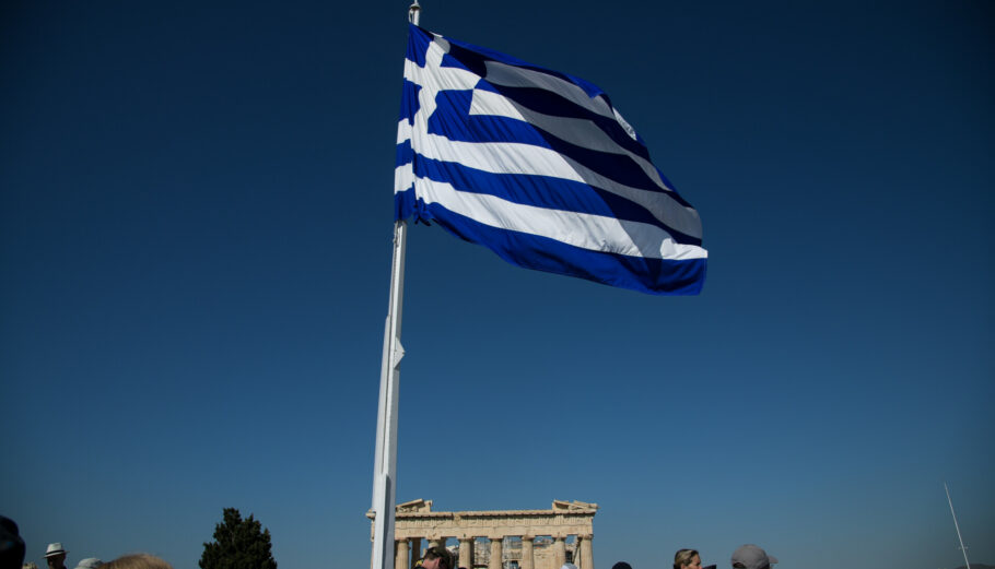 Η ελληνική σημαία με φόντο την Ακρόπολη © Eurokinissi