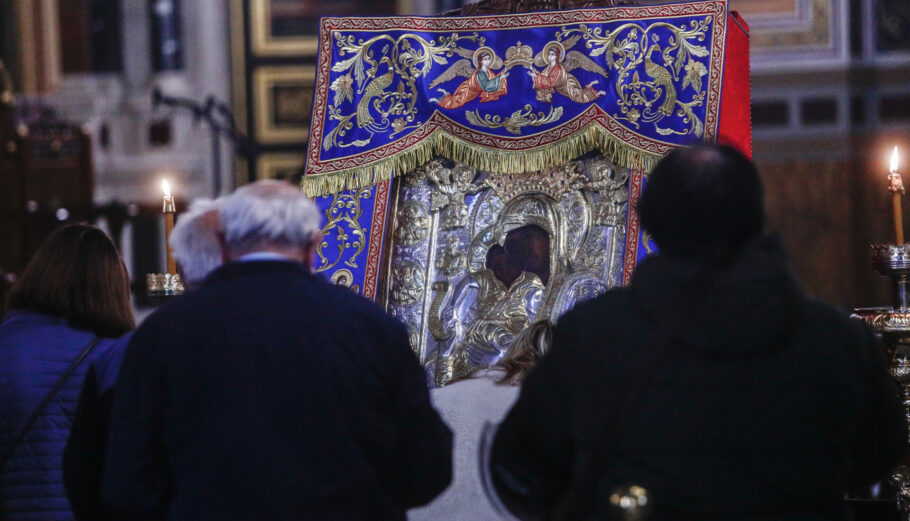 Στιγμιότυπο από την Μητρόπολη Αθηνών, όπου πιστοί προσκυνούν την εικόνα της Παναγίας "Άξιον Εστί" © Eurokinissi