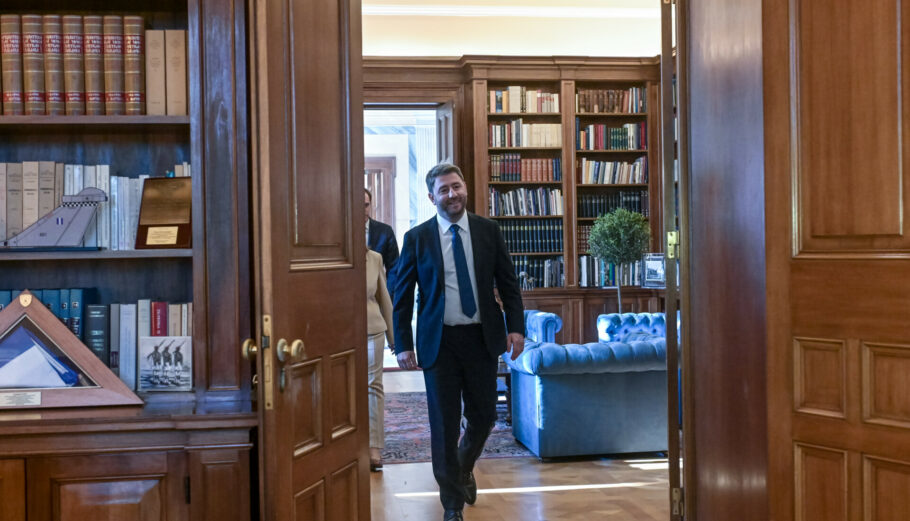 Ο Νίκος Ανδρουλάκης στο Προεδρικό Μέγαρο © ΤΑΤΙΑΝΑ ΜΠΟΛΑΡΗ/EUROKINISSI