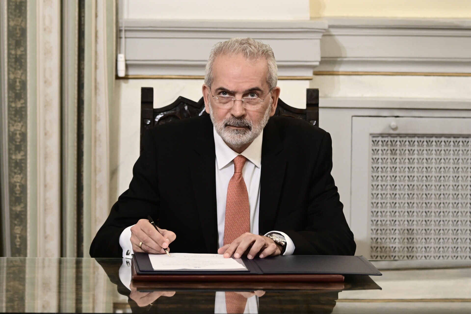 Ορκωμοσία του υπηρεσιακού Πρωθυπουργού Ιωάννη Σαρμά ενώπιον της Προέδρου της Δημοκρατίας Κατερίνας Σακελλαροπούλου © Eurokinissi