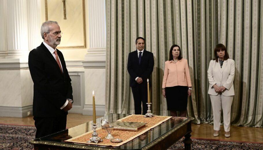 Η ορκωμοσία του υπηρεσιακού πρωθυπουργού Ιωάννη Σαρμά παρουσία της Κατερίνας Σακελλαροπούλου © EUROKINISSI / ΜΙΧΑΛΗΣ ΚΑΡΑΓΙΑΝΝΗΣ