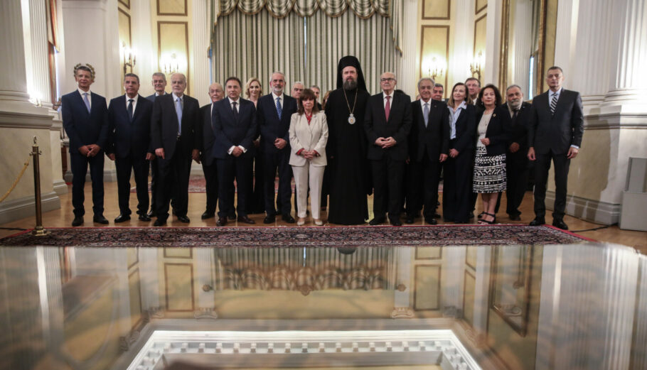 Τα μέλη της Υπηρεσιακής Κυβέρνησης και η ΠτΔ Κατερίνα Σακελλαροπούλου © EUROKINISSI