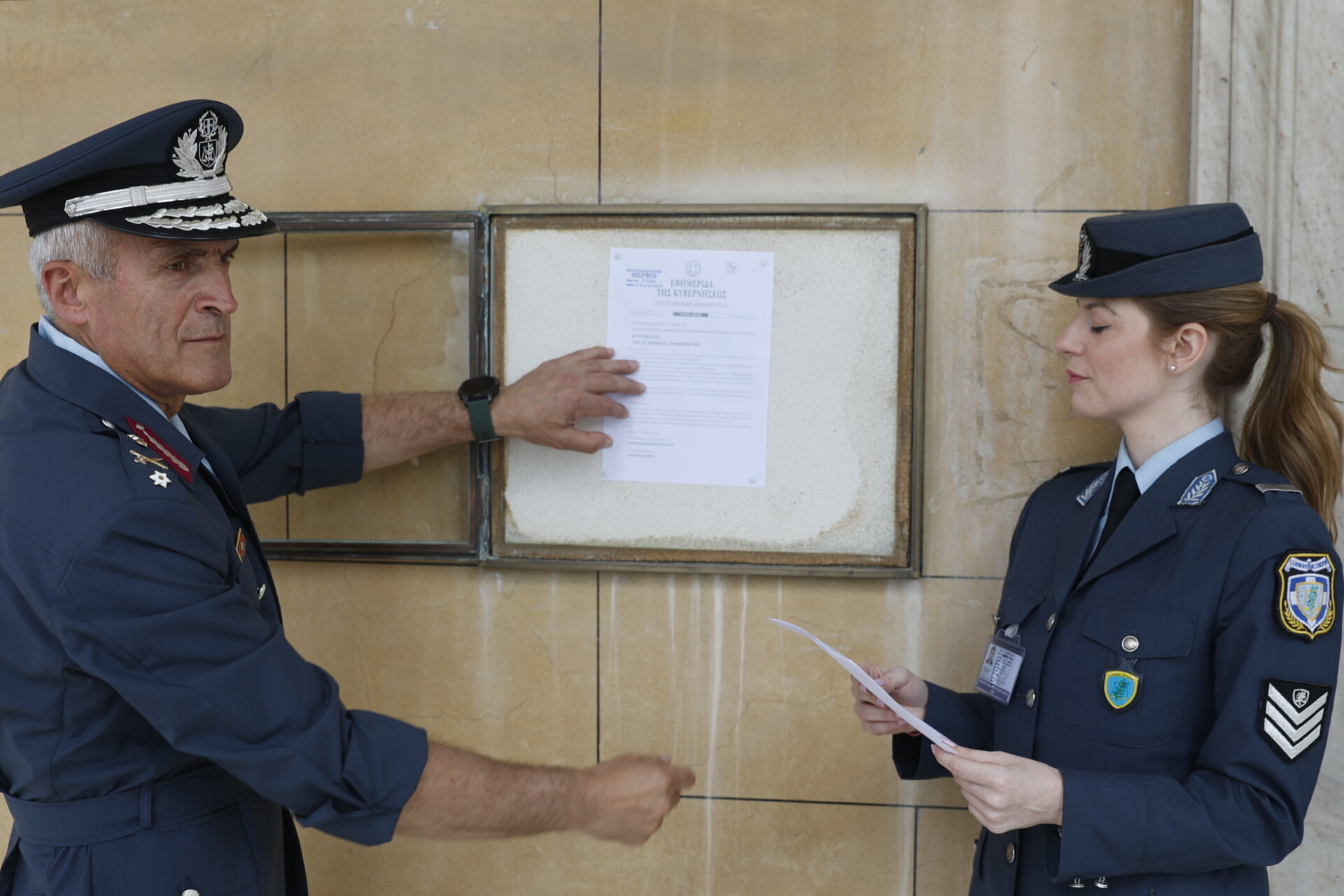 Θυροκόλληση διατάγματος για την διάλυση της Βουλής © Eurokinissi