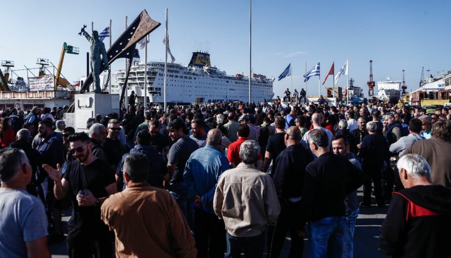 Συγκέντρωση στην πύλη της Ναυπηγοεπισκευαστικής Ζώνης Περάματος© EUROKINISSI / ΣΩΤΗΡΗΣ ΔΗΜΗΤΡΟΠΟΥΛΟΣ