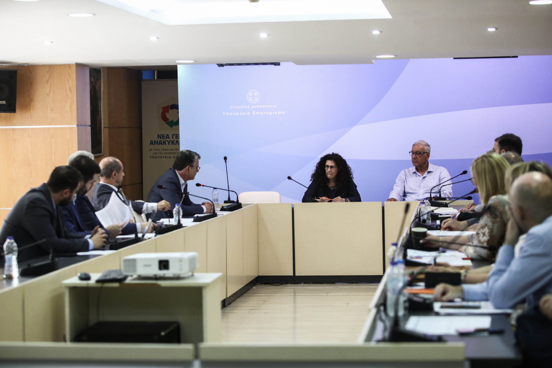Διακομματική: Χωρίς περιορισμούς οι εμφανίσεις στα ΜΜΕ