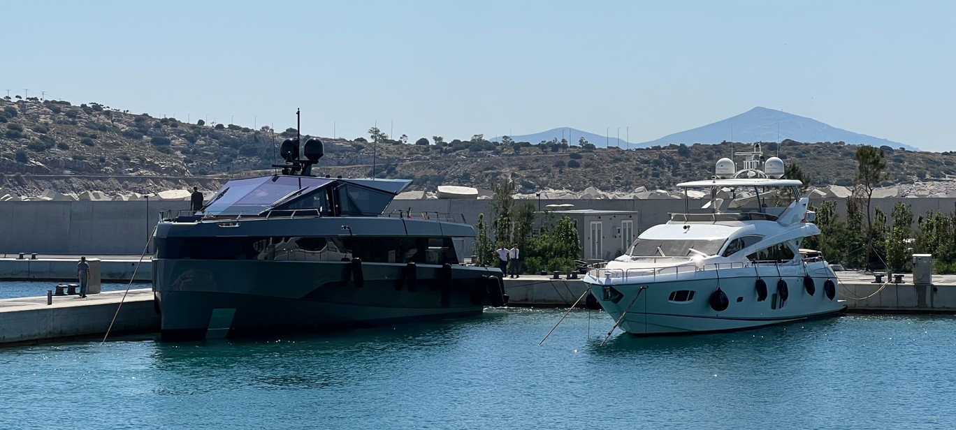 Έδεσε το πρώτο σκάφος στην ανανεωμένη Astir Marina © ΔΤ