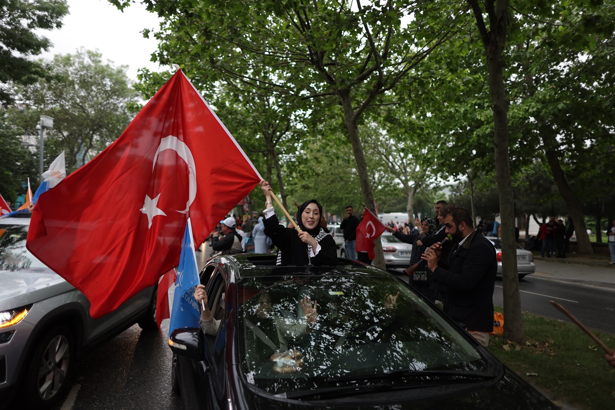 Υποστηρικτές του Ρετζέπ Ταγίπ Ερντογάν βγήκαν στους δρόμους μετά τη νίκη του στις εκλογές © EPA/ERDEM SAHIN