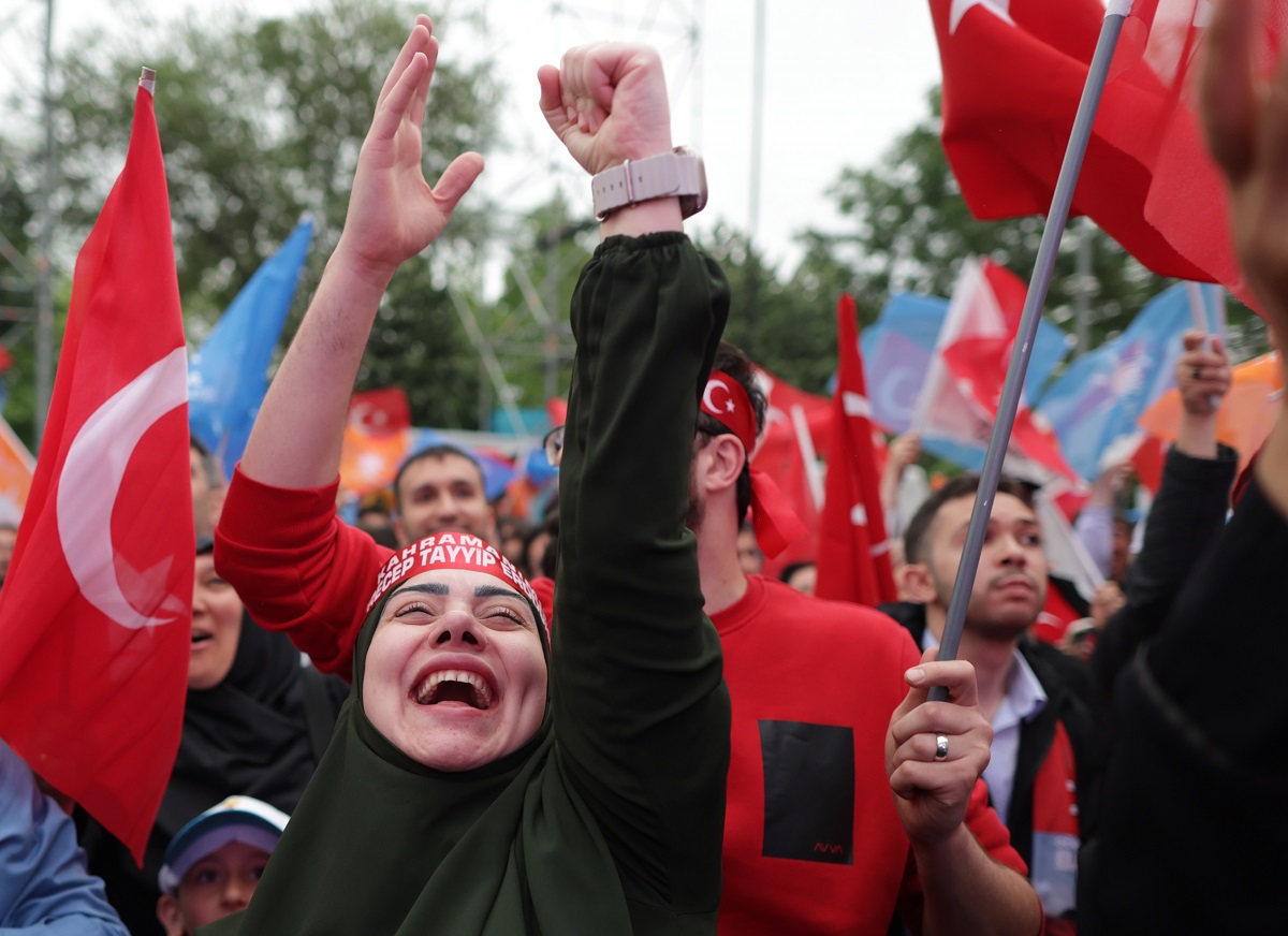 Υποστηρικτές του Ρετζέπ Ταγίπ Ερντογάν βγήκαν στους δρόμους μετά τη νίκη του στις εκλογές © EPA/ERDEM SAHIN