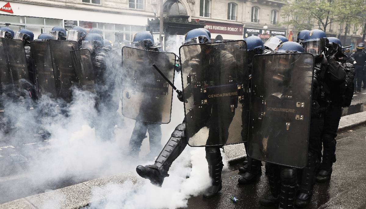 Συγκρούσεις διαδηλωτών - αστυνομίας στη Γαλλία © EPA/CHRISTOPHE PETIT TESSON