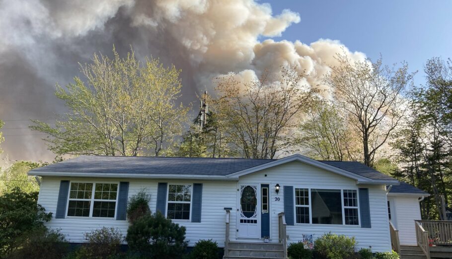 Μαίνεται η πυρκαγιά στον Καναδά © Twitter / Debbie Miller