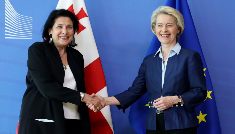 Η πρόεδρος της Γεωργίας Σαλομέ Ζουραμπισβίλι και η πρόεδρος της Κομισιόν Ούρσουλα Φον ντερ Λάιεν © Twitter / Salome Zourabichvili