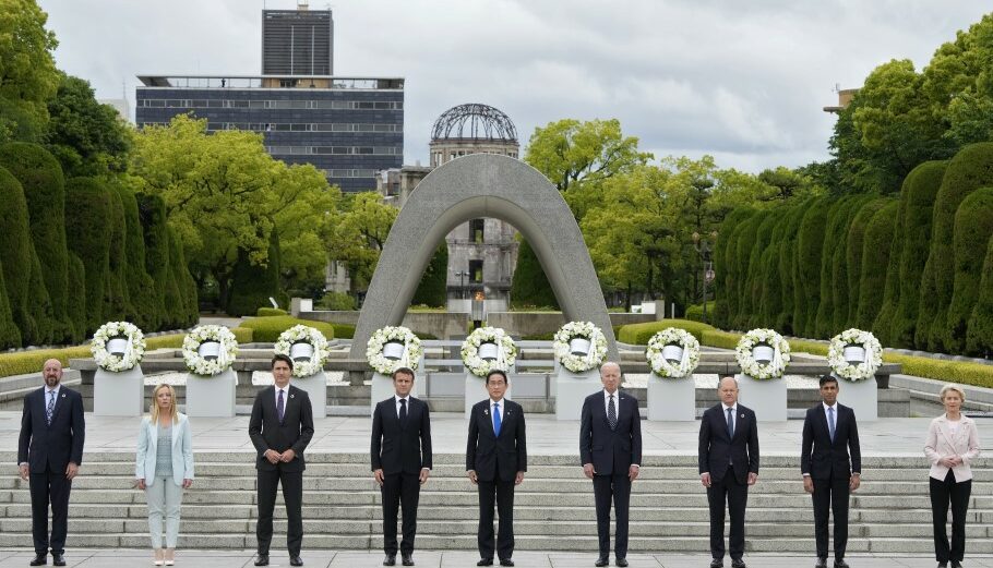 Οι ηγέτες των G7, μαζί με τους επικεφαλής της ΕΕ, στη Χιροσίμα © EPA/FRANCK ROBICHON