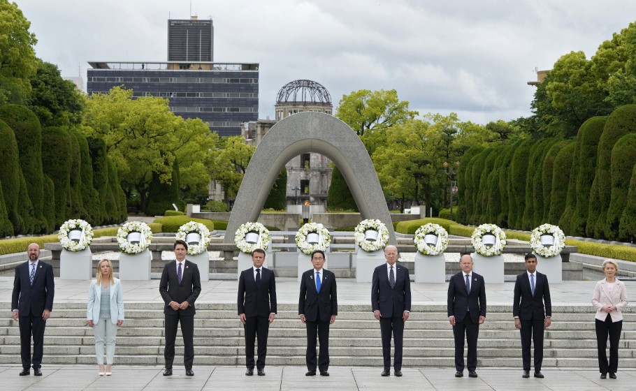 Οι ηγέτες των G7, μαζί με τους επικεφαλής της ΕΕ, στη Χιροσίμα © EPA/FRANCK ROBICHON