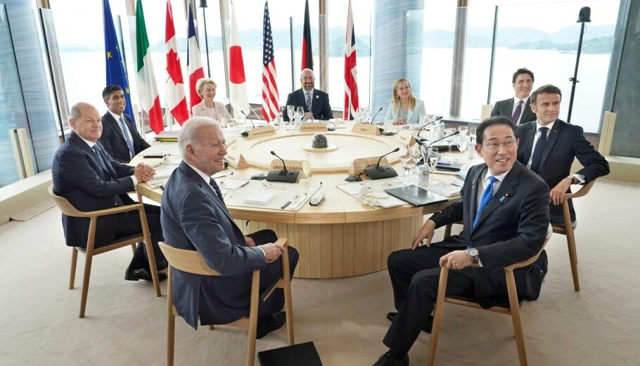 Οι G7 και οι επικεφαλής της Κομισιόν στη Σύνοδο Κορυφής στη Χιροσίμα © EPA/JAPAN POOL
