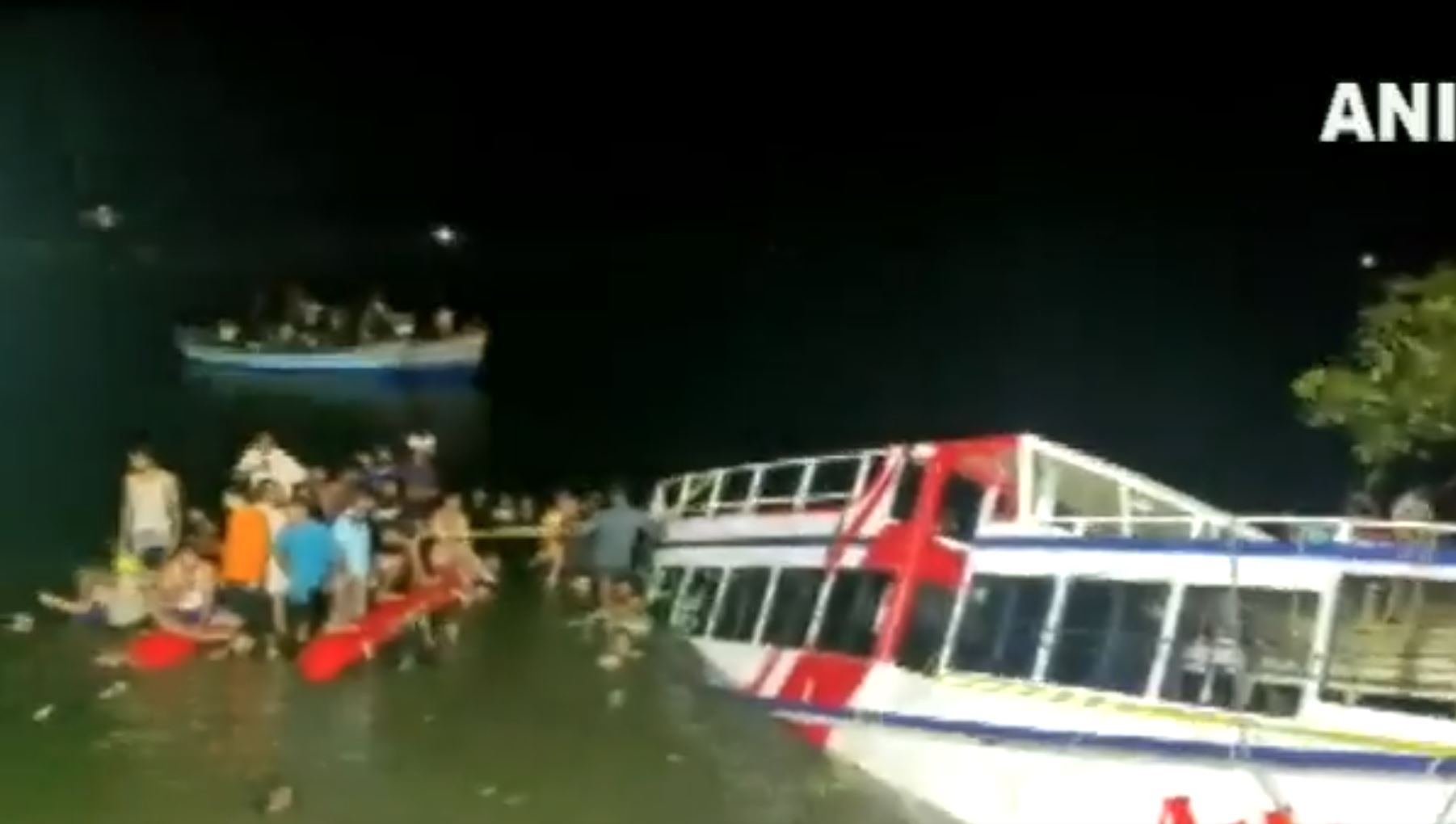 Ανατροπή πλεούμενου με τουρίστες στην Ινδία © Twitter / printscreen