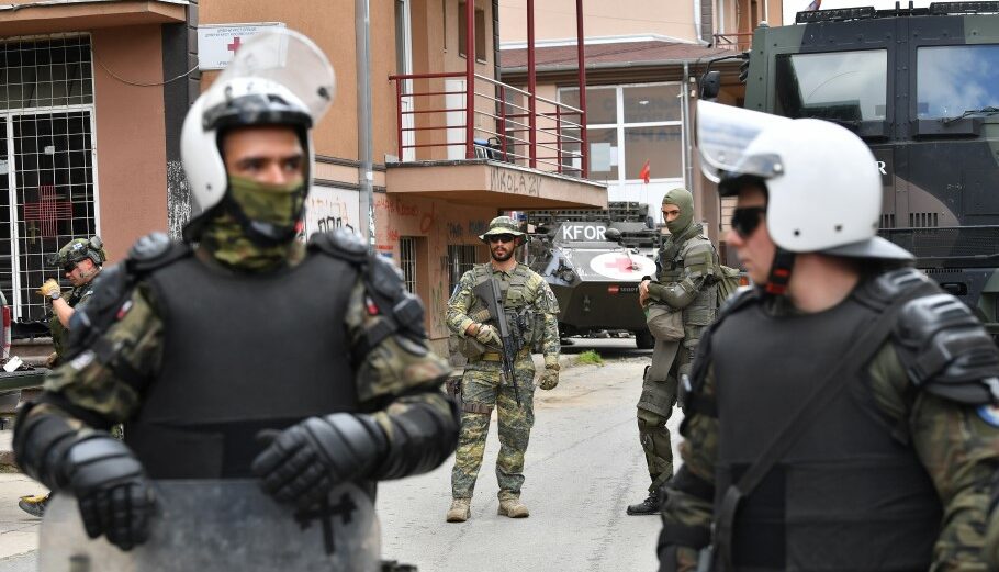 Στρατιώτες της ειρηνευτικής δύναμης του ΝΑΤΟ (KFOR) έξω από δημαρχείο πόλης στο Βόρειο Κόσοβο © EPA/ GEORGI LICOVSKI