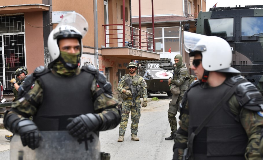 Στρατιώτες της ειρηνευτικής δύναμης του ΝΑΤΟ (KFOR) έξω από δημαρχείο πόλης στο Βόρειο Κόσοβο © EPA/ GEORGI LICOVSKI