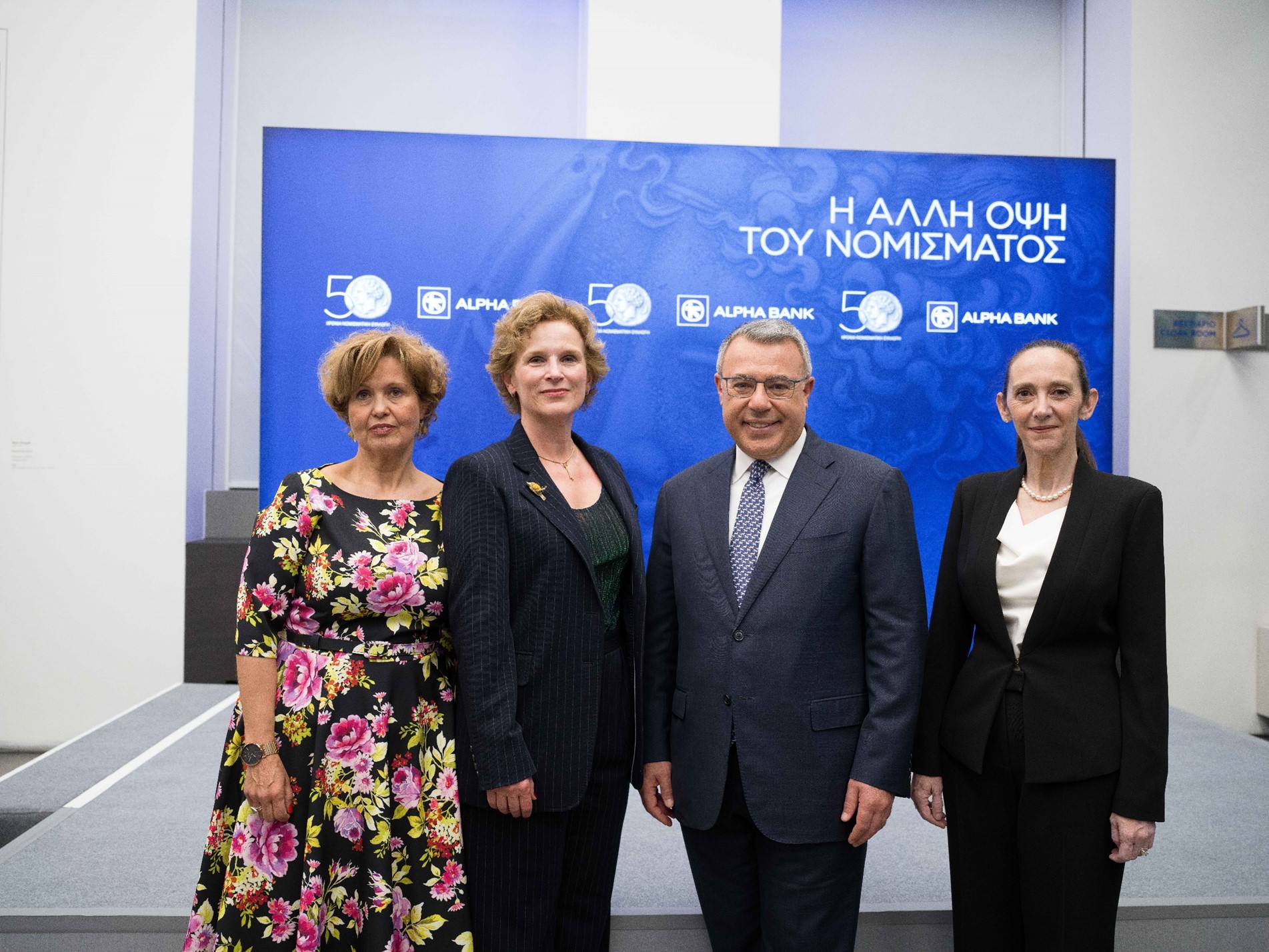 (από αριστερά προς δεξιά) Η Επιμελήτρια της Νομισματικής Συλλογής της Alpha Bank Δρ Δήμητρα Τσαγκάρη, η Πρόεδρος του Διεθνούς Νομισματικού Συμβουλίου και Επιστημονική Επιμελήτρια της Αμερικανικής Νομισματικής Εταιρείας Δρ Ute Wartenberg Kagan, ο CEO του Ομίλου Alpha Bank κ. Βασίλης Ψάλτης και η Πρόεδρος του Διοικητικού Συμβουλίου του Ιδρύματος, κυρία Fleurette Καραδόντη © ΔΤ