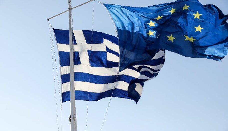 Σημαίες Ελλάδας και Ευρώπης © INTIME