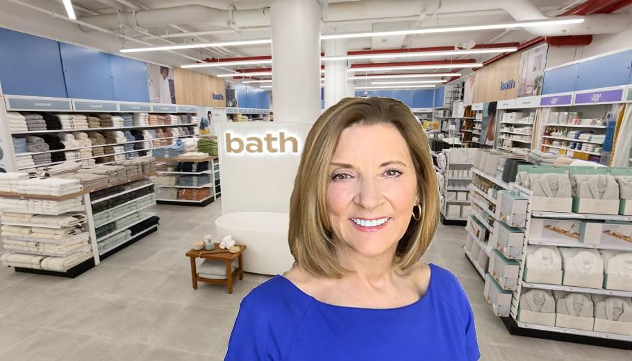 H Sue Gove, Πρόεδρος και CEO της Bed Bath & Beyond με φόντο ένα από τα καταστήματα της αμερικανικής αλυσίδας λιανικής πώλησης © bedbathandbeyond.gcs-web.com / facebook.com/BedBathAndBeyond/photos/ PowerGame.gr