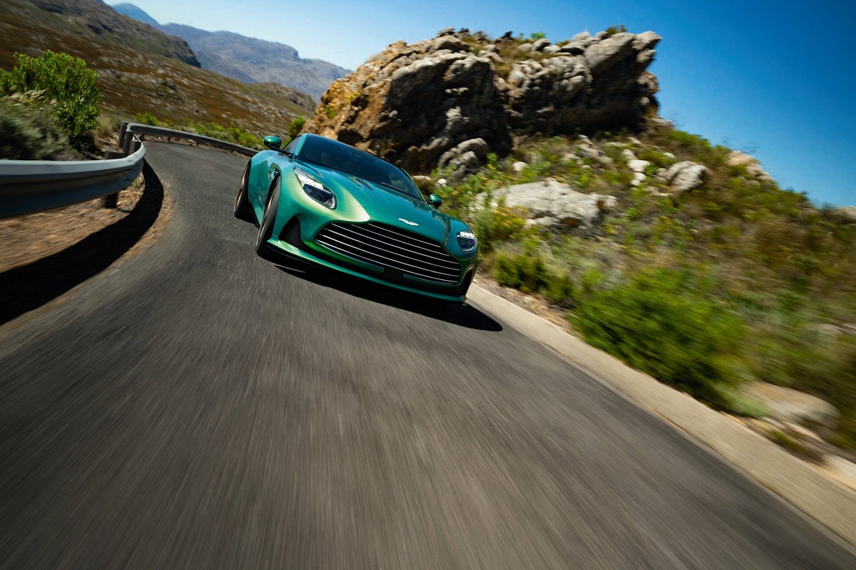 H νέα Aston Martin DB12 των 680 ίππων