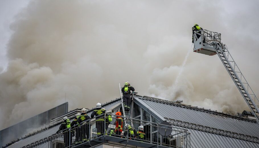 Πυροσβέστες στην Αυστρία επιχειρούν σε πυρκαγιά © EPA/FLORIAN WIESER