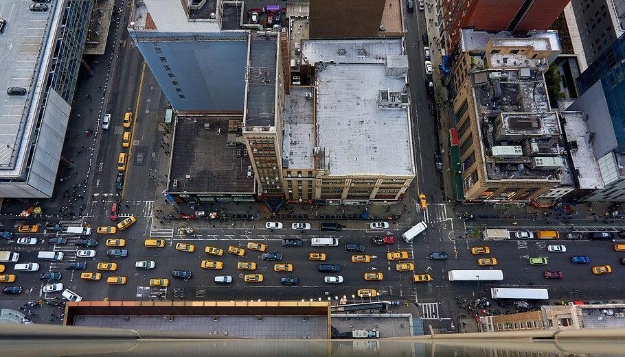 Αυτοκίνητα σε δρόμο της Νέας Υόρκης © Pixabay