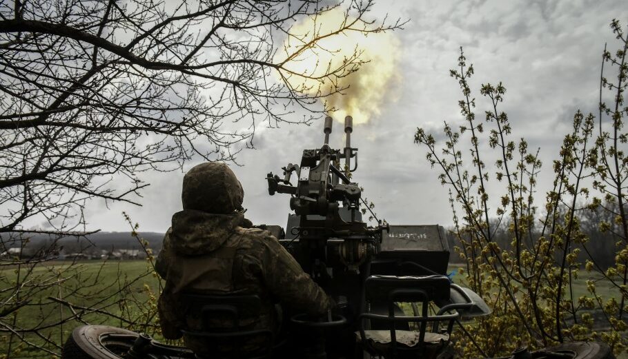 Ουκρανικό πυροβολικό στο Μπαχμούτ © EPA/OLEG PETRASYUK