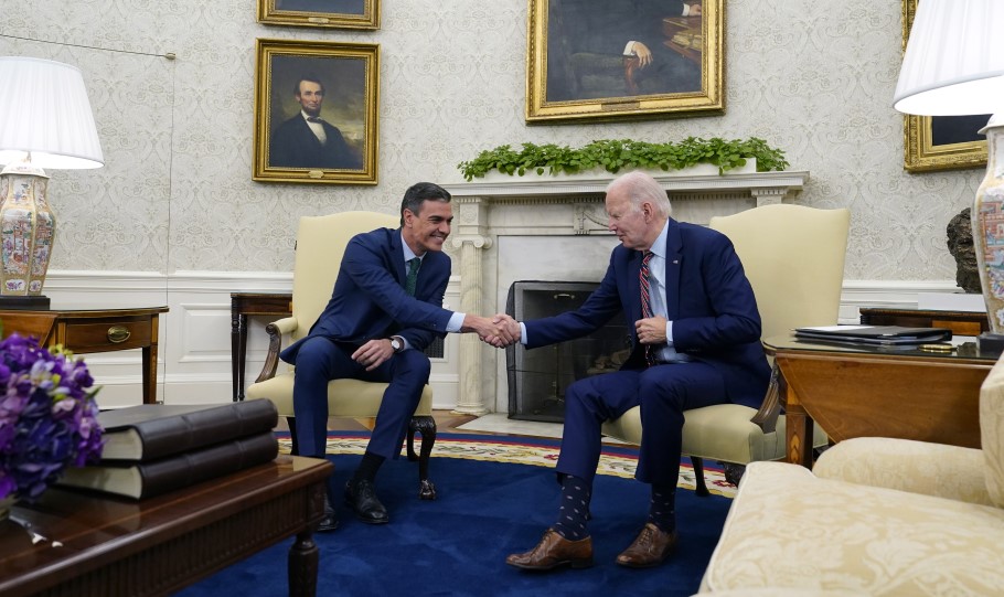 Πέδρο Σάντσεθ και Τζο Μπάιντεν σε συνάντηση στον Λευκό Οίκο © EPA/CHRIS KLEPONIS