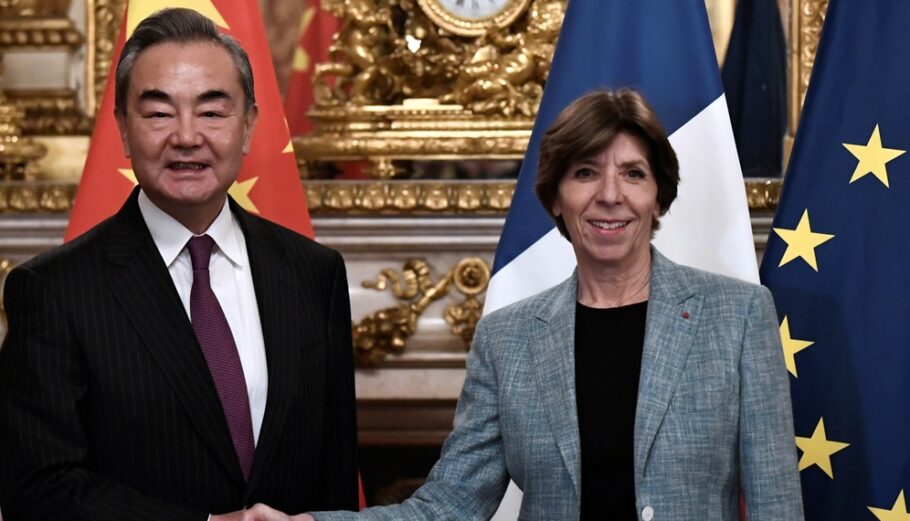 Η υπουργός Εξωτερικών της Γαλλίας Κατρίν Κολονά και ο κινέζος ομόλογός της Τσιν Γκανγκ © EPA/STEPHANE DE SAKUTIN / POOL MAXPPP OUT