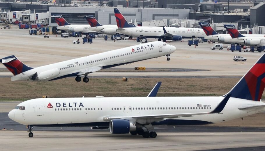 Αεροσκάφη της Delta Airlines © EPA/POOL