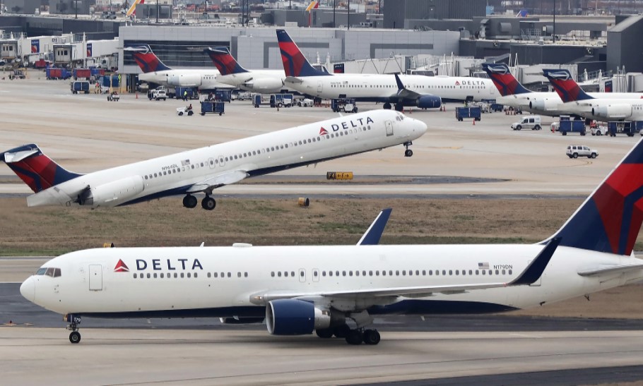 Αεροσκάφη της Delta Airlines © EPA/POOL