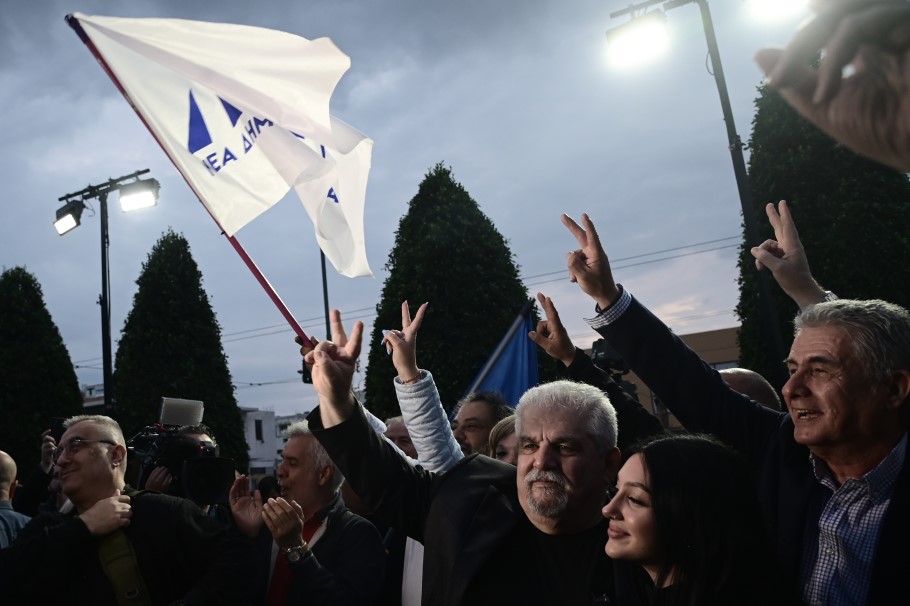 Πανηγυρισμοί έξω από τα κεντρικά γραφεία της ΝΔ © EUROKINISSI/ΒΑΣΙΛΗΣ ΡΕΜΠΑΠΗΣ