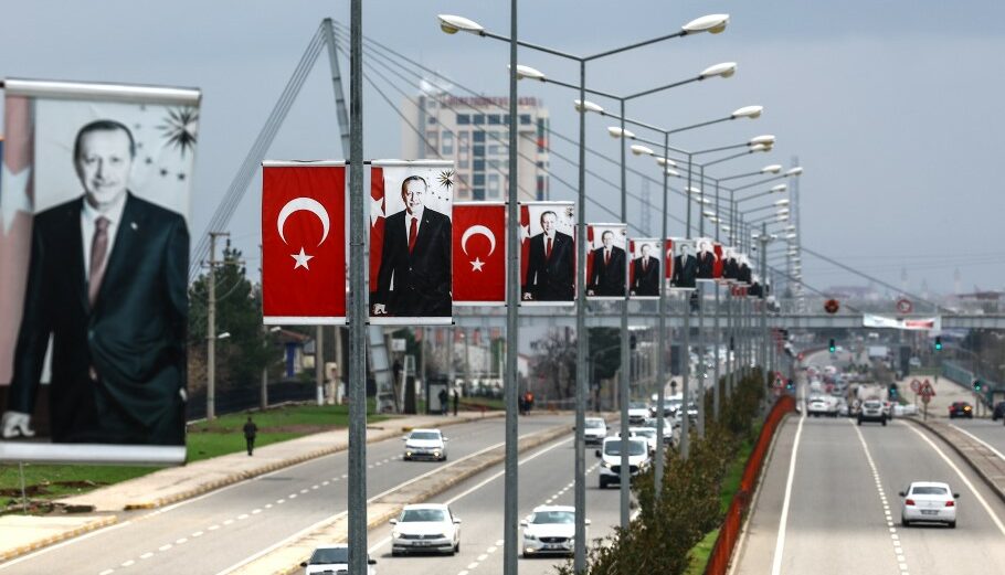 Αφίσες του Ερντογάν σε αυτοκινητόδρομο του Ντιγιάρμπακιρ για τις τουρκικές εκλογές της 14ης Μαΐου © EPA/SEDAT SUNA