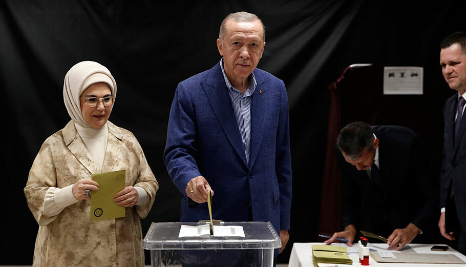Ο Ρετζέπ Ταγίπ Ερντογάν ψηφίζει στον δεύτερο γύρο των προεδρικών εκλογών στην Τουρκία © EPA/MURAD SEZER