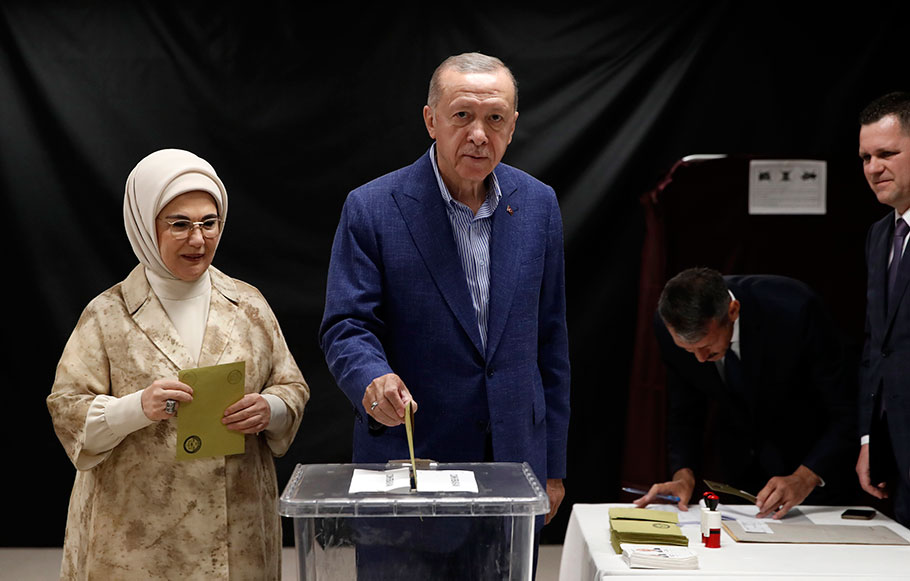 Ο Ρετζέπ Ταγίπ Ερντογάν ψηφίζει στον δεύτερο γύρο των προεδρικών εκλογών στην Τουρκία © EPA/MURAD SEZER